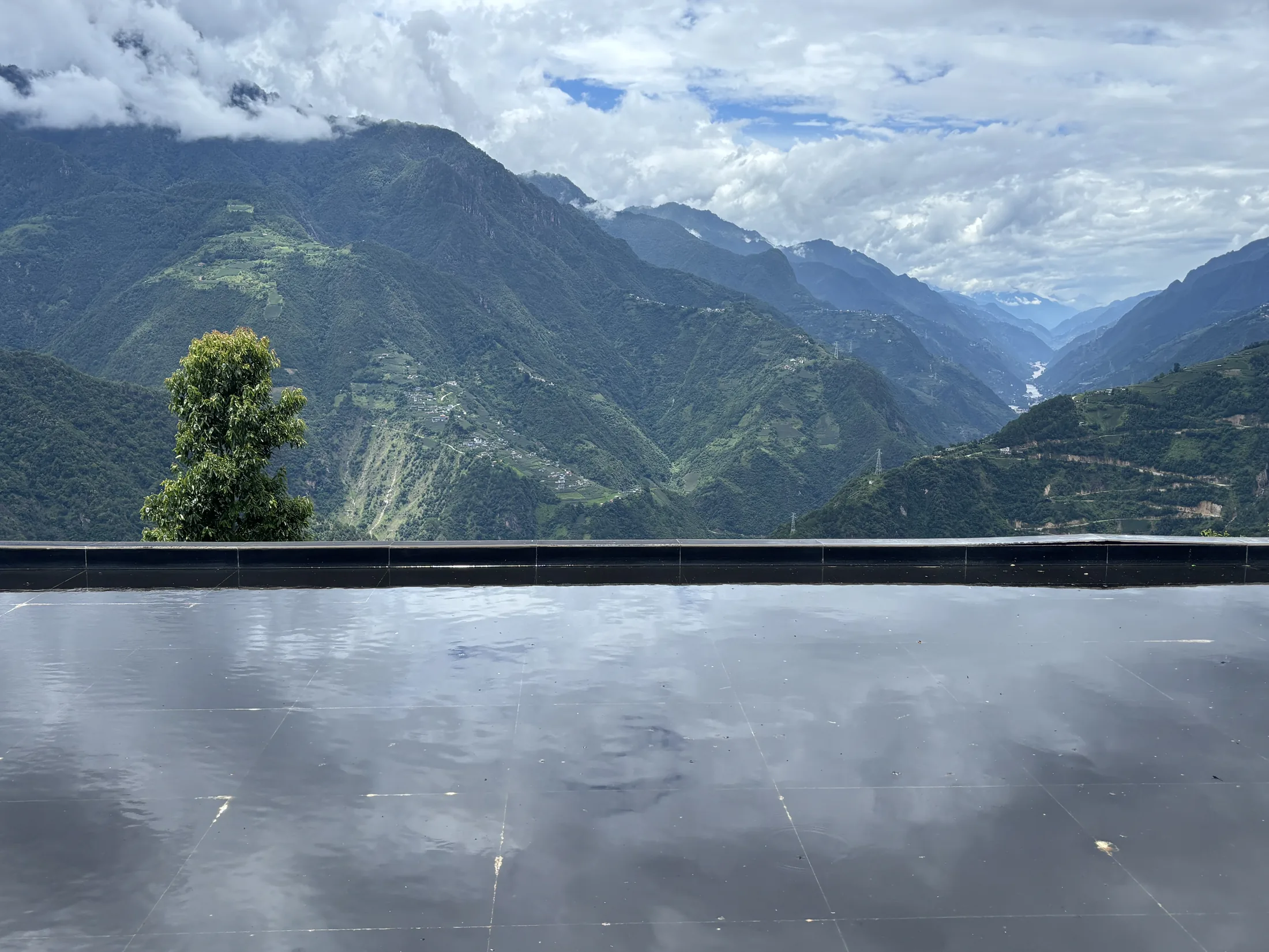 山脉与云层倒映在平静水面
