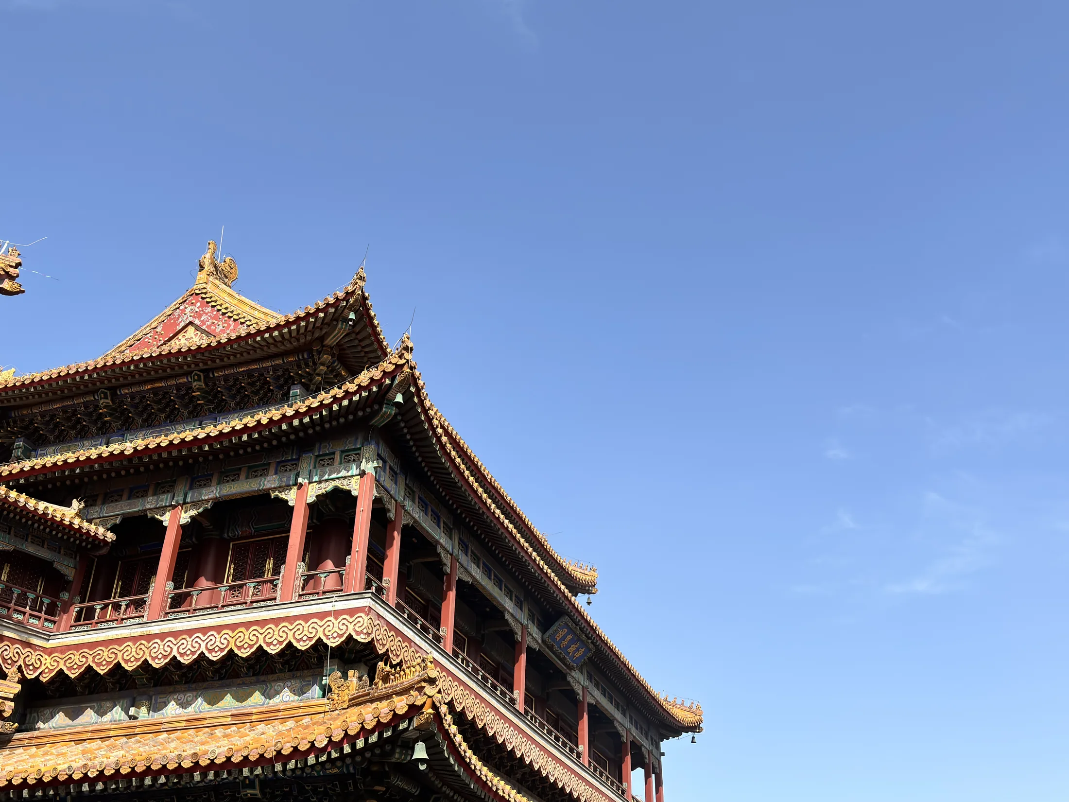 蓝天下的传统建筑屋檐